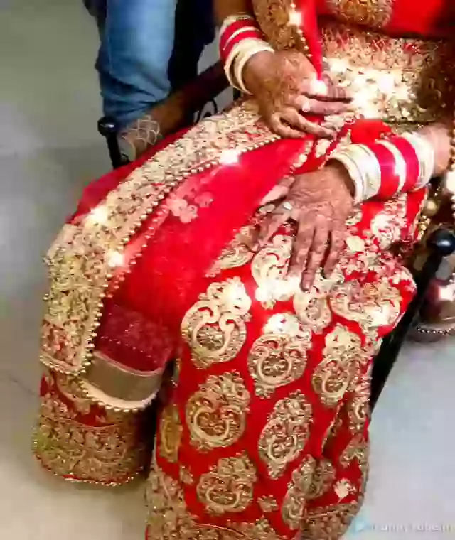 Beautiful Dulhan Lahenga Of Gold Amazing Status