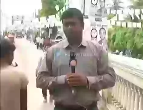 Beggar Reaction Behind Journalist Funny Whatsapp Status Video