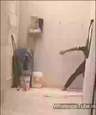 Hey Look Whats Behind Me