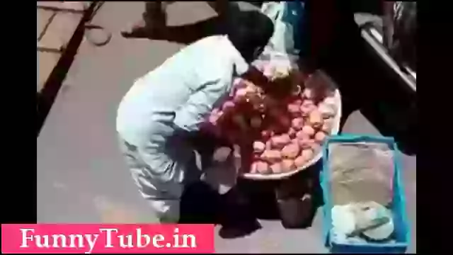 Hilarious Fruits Vendors Bluffs INDIA
