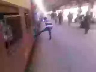 Hilarious boy stunt failed Mumbai Local