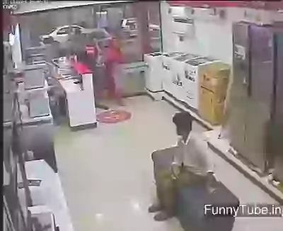 OMG 2 Female Theft In Elec Shop