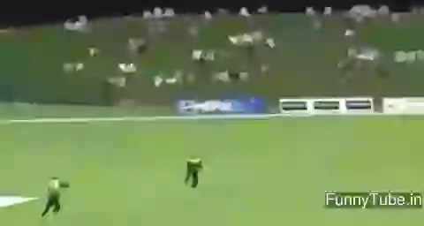 Pakistani cricketers amazing catch dropper