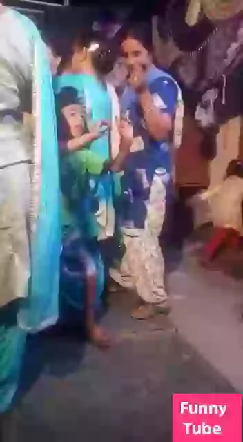 Funny Boys Dance On Bus Horn Lol