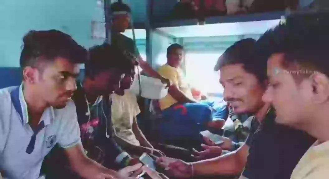 Bolo Samosa Funny Desi Boys In Train