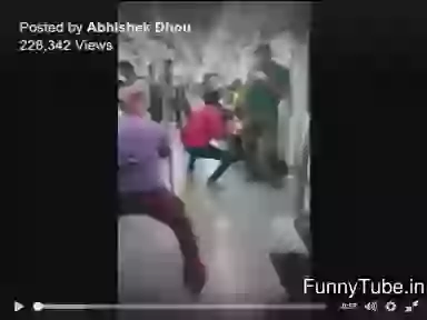 Funny Guys Dance In Delhi Metro