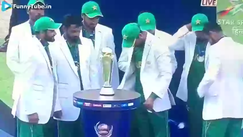 Ye becharo ne kabhi suit nahi dekha funny pakistani players
